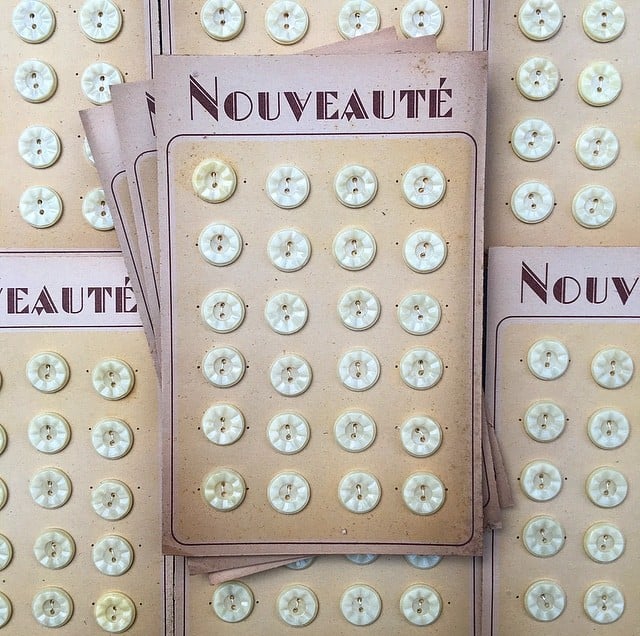 carte bouton ancien mercerie ancienne plastique fleur beige 17mm série idéale vintage