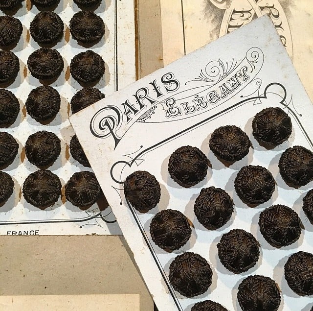 carte de 24 petits boutons anciens en tissu vintage 1890 1900 costume haute époque rond marron 14mm