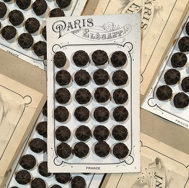 carte de 24 petits boutons anciens en tissu vintage 1890 1900 costume haute époque rond marron 14mm