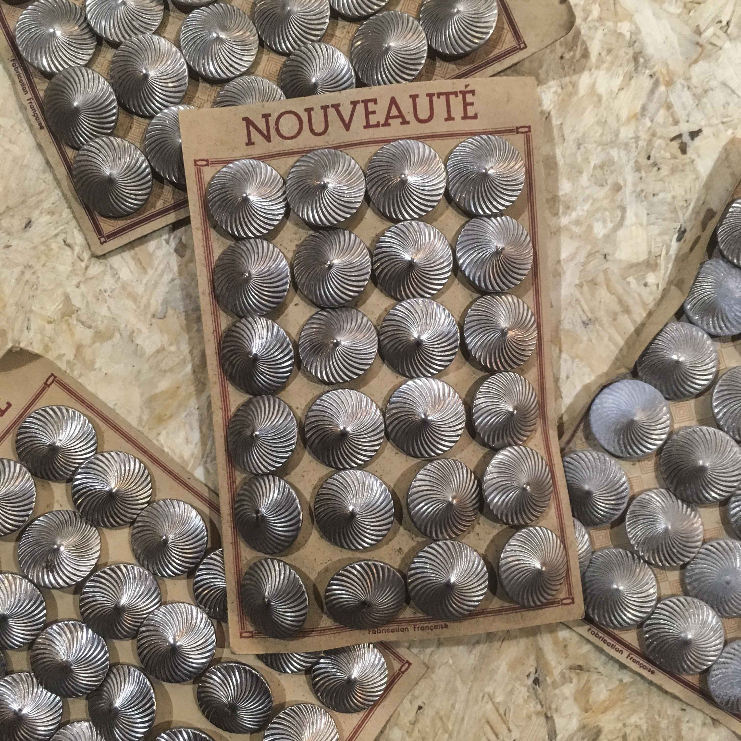 carte de boutons anciens vintage 1930 mercerie couture 23mm métallique métal argenté