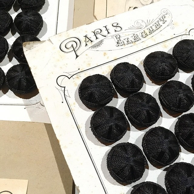 carte 24 boutons anciens en tissu début de siècle 1900 1890 costume haute époque 24mm noir