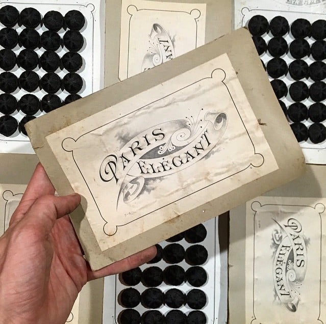 carte 24 boutons anciens en tissu début de siècle 1900 1890 costume haute époque 24mm noir