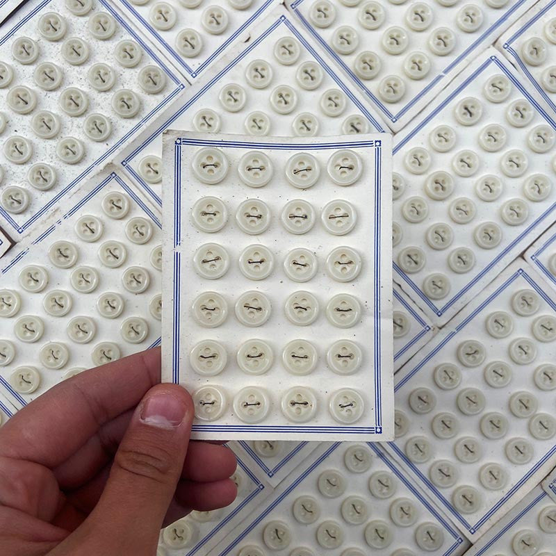 carte 24 boutons ancien vintage verre blanc mercerie 1950 12mm