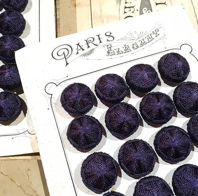 carte 24 boutons anciens en tissu début de siècle 1900 1890 costume haute époque 24mm violet