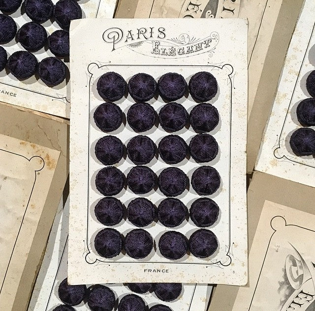 carte 24 boutons anciens en tissu début de siècle 1900 1890 costume haute époque 24mm violet