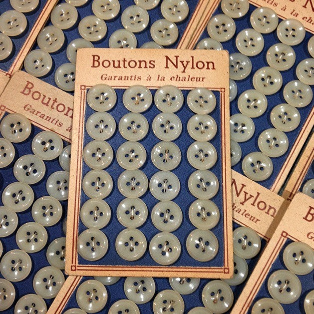 carte petits boutons 24 10mm ancien vintage plastique mercerie 1950