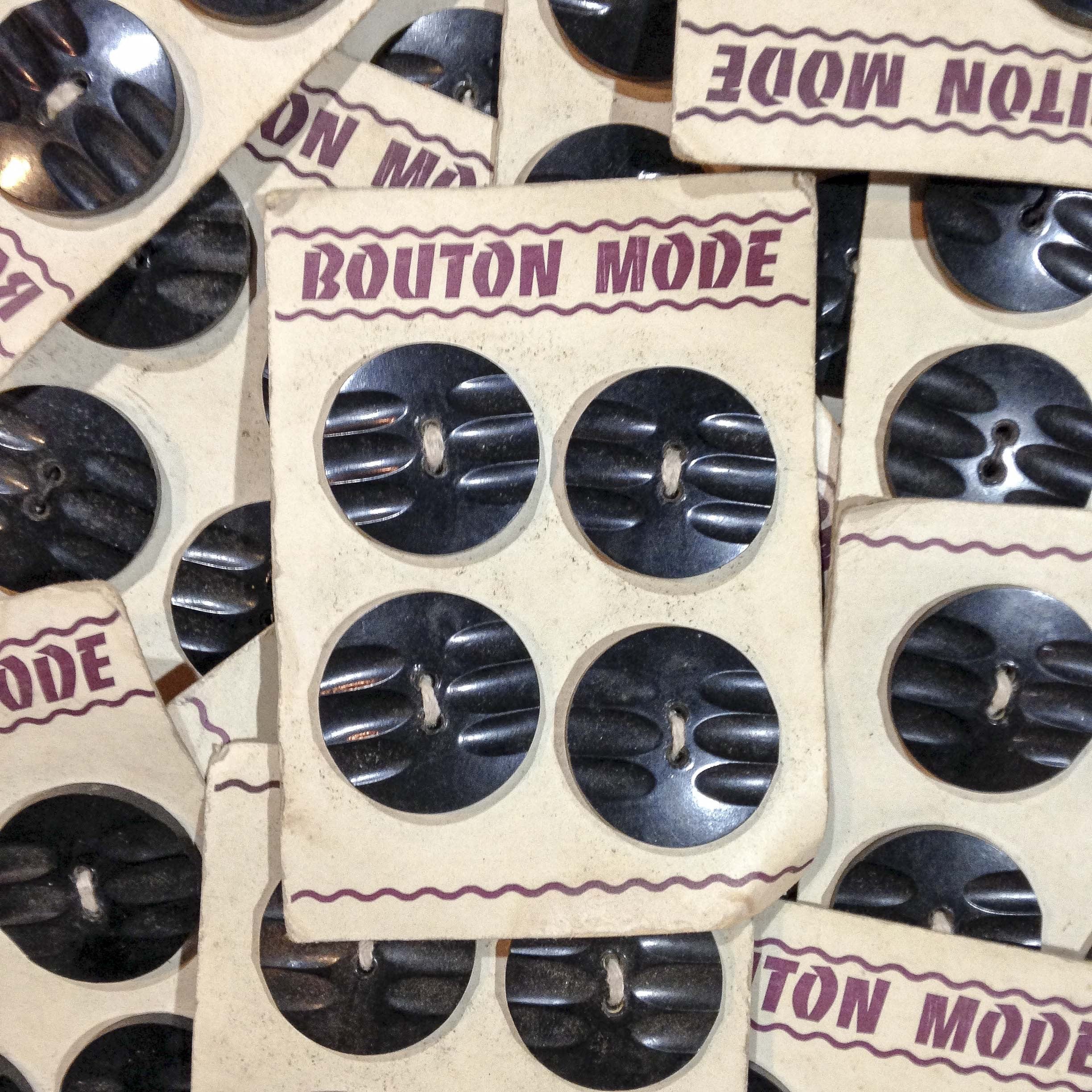bouton mode noir plastique ancien décoré vintage mercerie 1930 35mm