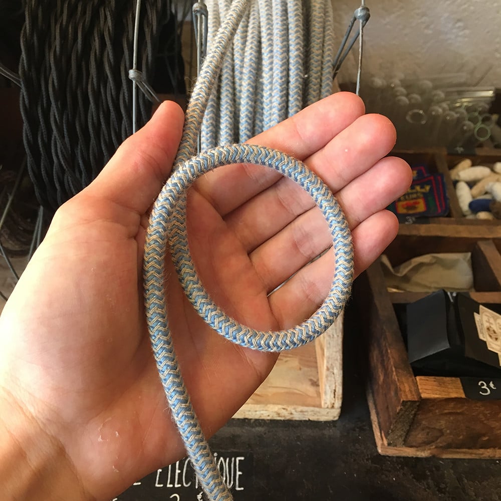cable electrique couleur vintage textile tissu électricité chevron chanvre et bleu clair rond coloré lampe luminaire