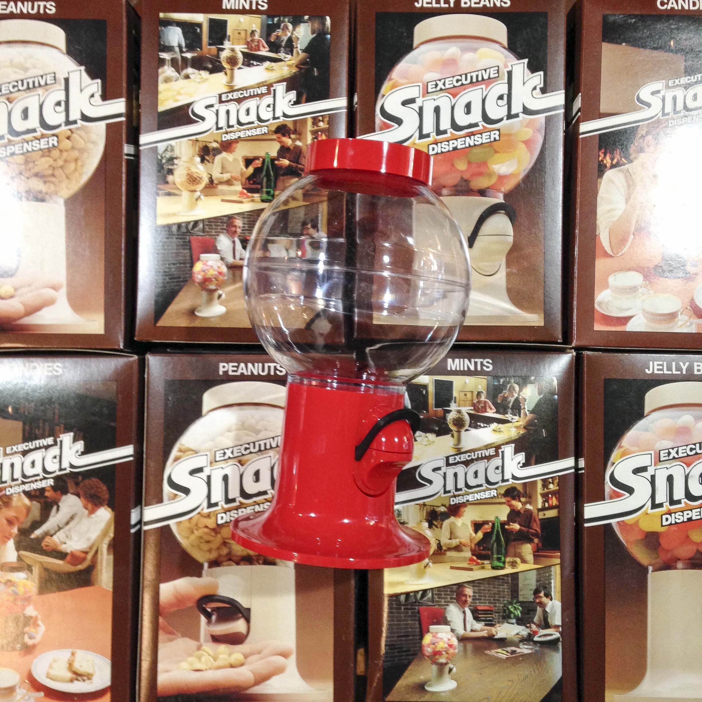 distributeur plastique cacahuète friandise ancien vintage snack épicerie 1980