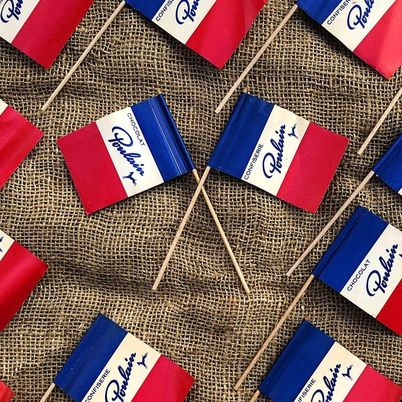 petit drapeau publicitaire chocolat poulain confiserie épicerie ancienne publicité 1950 1960 bois papier