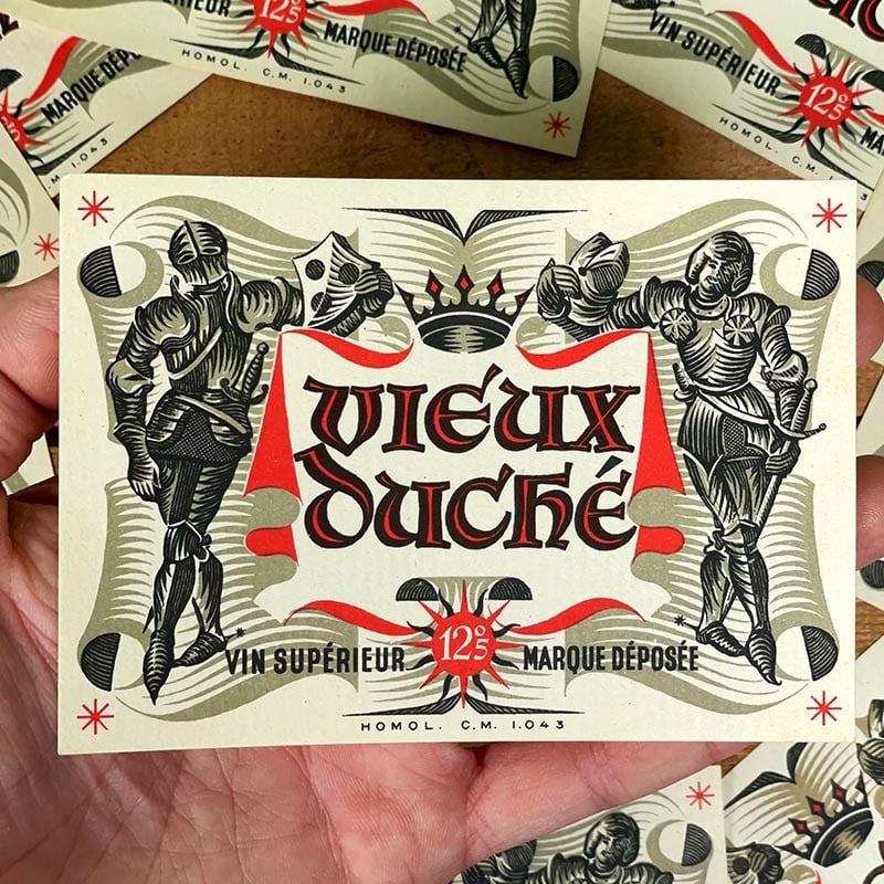 étiquette ancienne d'alcool vin vieux dûché duché bouteille chevalier moyen age 1950 1960