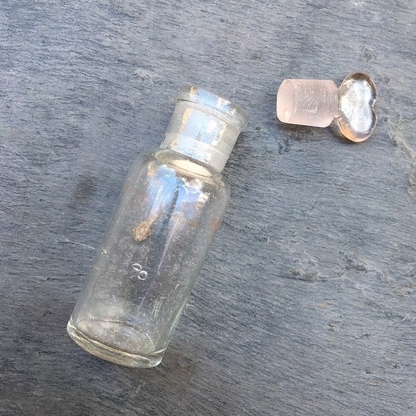 flacon ancien vintage bouchon coeur 1900 1920 verre transparent