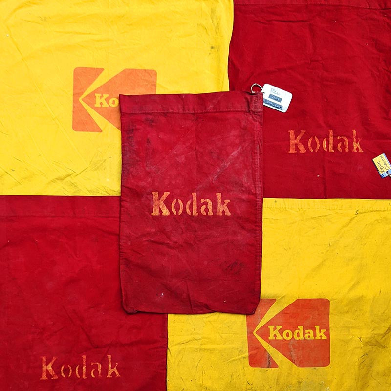 grand sac tissu de laboratoire rouge jaune kodak chalon sur saone usine industrie atelier labo 1950 1960 1970
