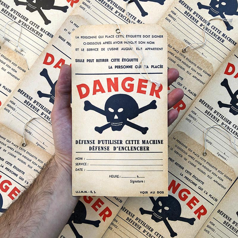 grande étiquette papier carton danger electricite usine industriel double face tete de mort 1950 1960 ficelle