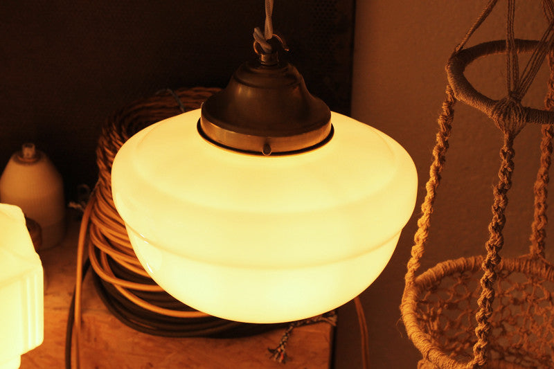 luminaire ancien opaline verre blanc 1930 art deco école griffe laiton intérieur décor