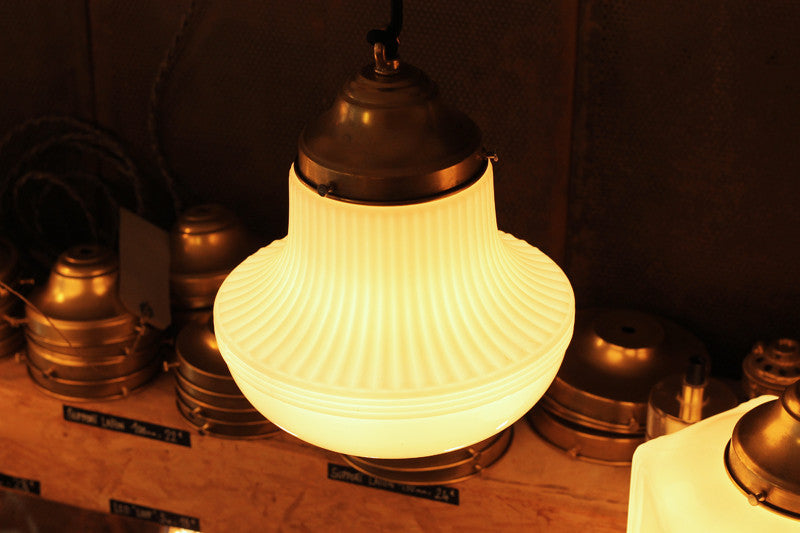 luminaire ancien opaline verre blanc 1930 art deco fontaine griffe laiton intérieur décor