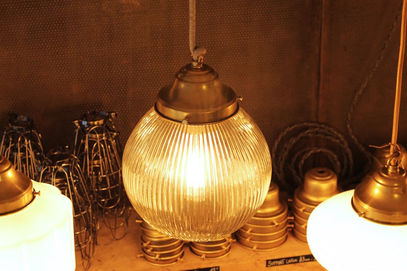 luminaire ancien opaline verre blanc 1930 art deco holophane griffe laiton intérieur décor
