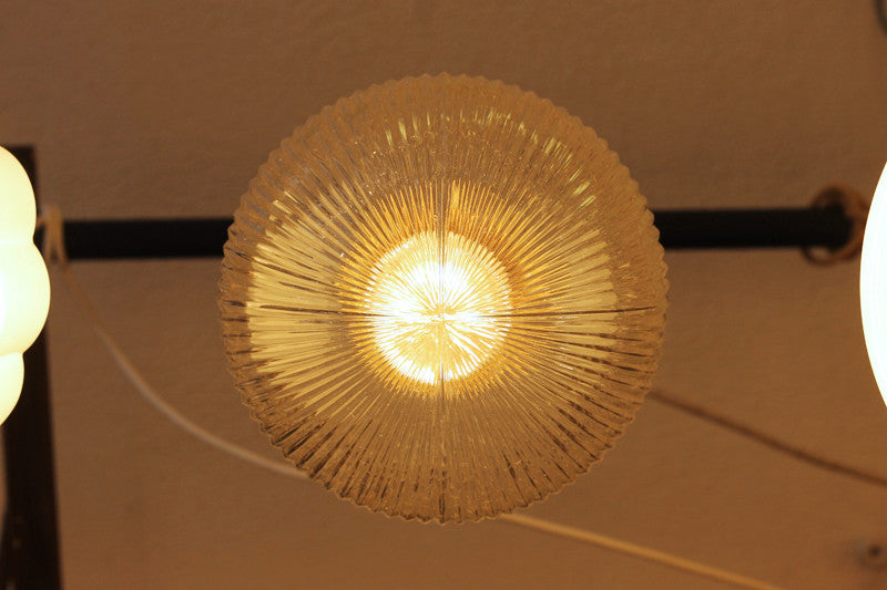 luminaire ancien opaline verre blanc 1930 art deco holophane griffe laiton intérieur décor
