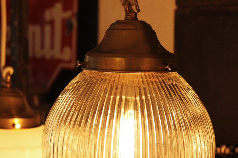 luminaire ancien opaline verre blanc 1930 art deco holophane griffe laiton intérieur décor