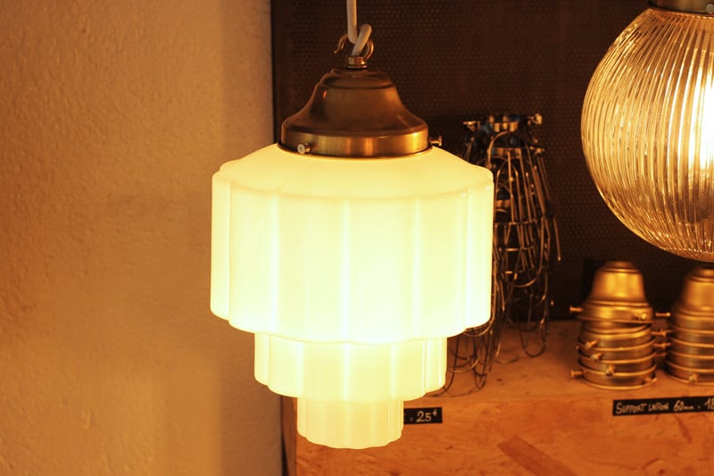 luminaire ancien opaline verre blanc 1930 art deco cake griffe laiton intérieur décor