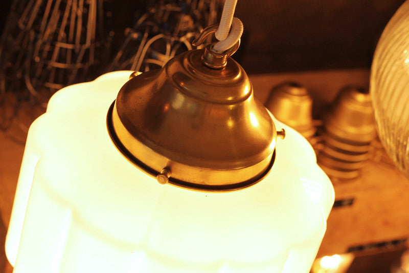 luminaire ancien opaline verre blanc 1930 art deco cake griffe laiton intérieur décor