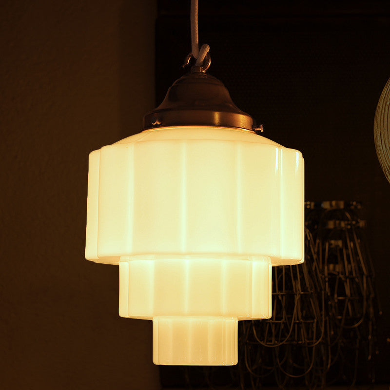 luminaire ancien opaline verre blanc 1930 art deco cake griffe laiton intérieur décor