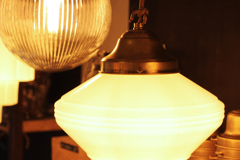 luminaire ancien opaline verre blanc 1930 art deco pique griffe laiton intérieur décor