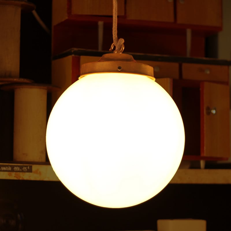Opaline ancienne luminaire suspension verre art déco globe vintage 1950