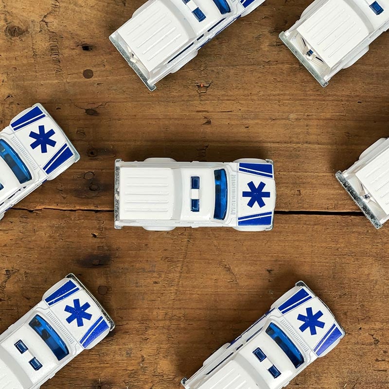 voiture miniature ancienne camion ambulance blanc blanche fabriqué en france 1990 1980