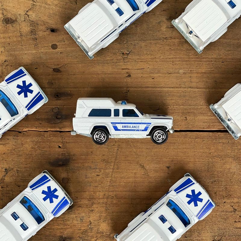 voiture miniature ancienne camion ambulance blanc blanche fabriqué en france 1990 1980