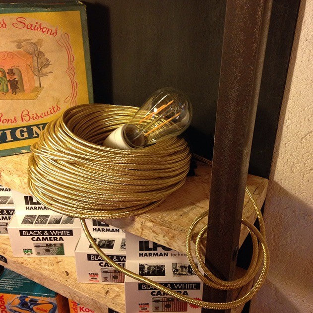 cable electrique fil textile vintage métal laiton jaune or doré brillant électricité rare rond
