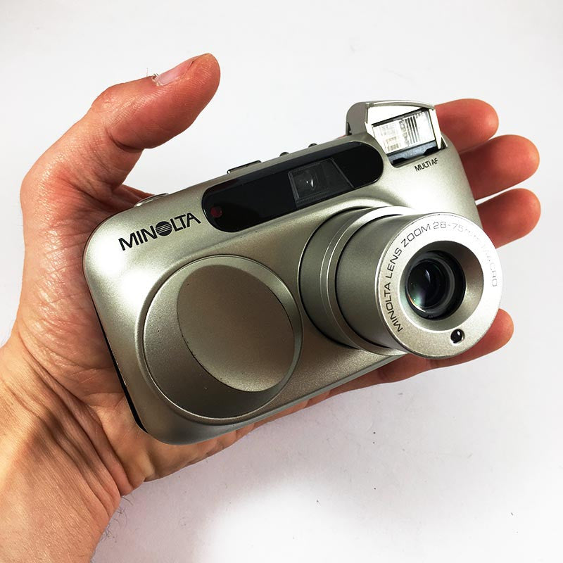 minolta riva af zoom 75w point and shoot ancien vintage macro 28-75mm 3.5 8.9 argentique compact camera