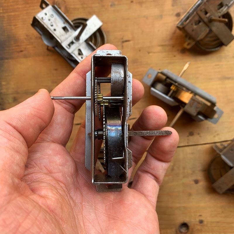 petit moteur mécanique métallique ancien de jouet motorisé inertie vintage 1950 1960