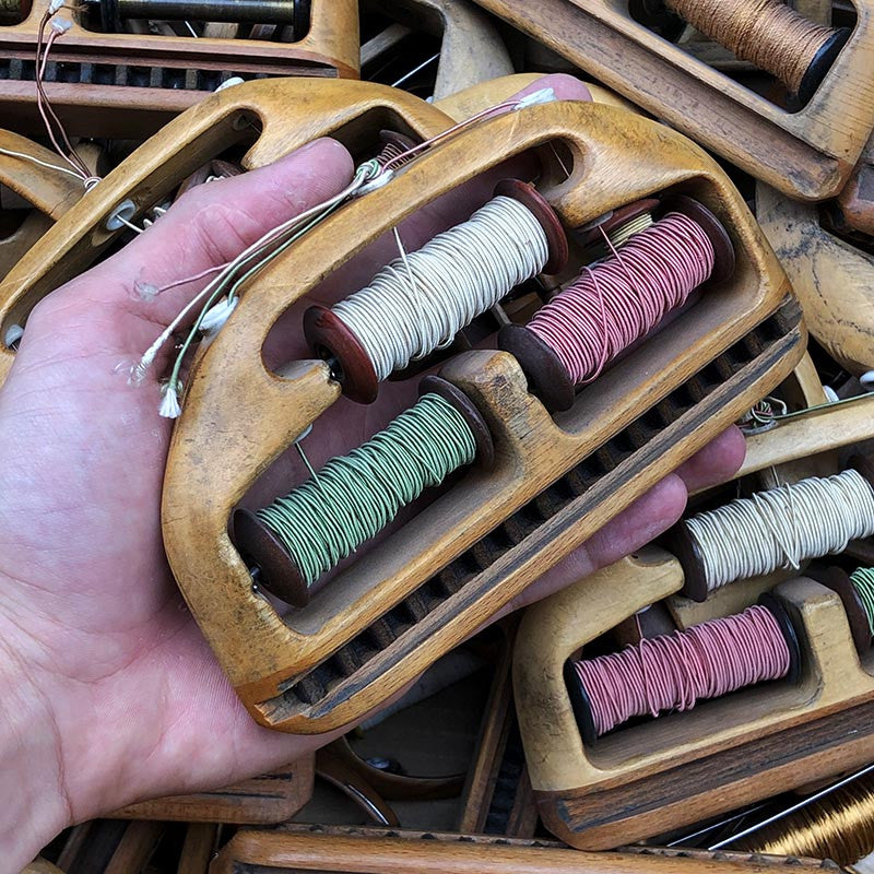 navette triple avec trois bobines fil bois métal atelier tissage soie filature ancien vintage mercerie 1930 1950