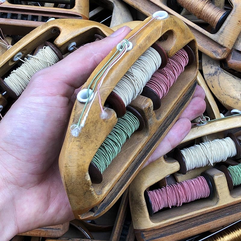 navette triple avec trois bobines fil bois métal atelier tissage soie filature ancien vintage mercerie 1930 1950