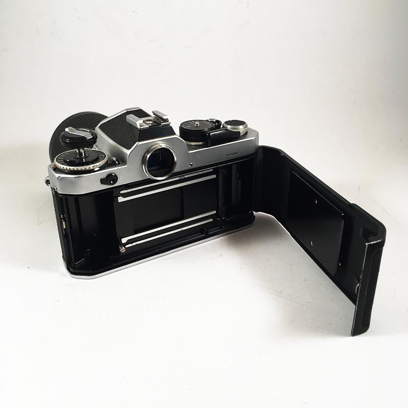 Nikon FE Chrome & Zoom Nikkor 35 105mm