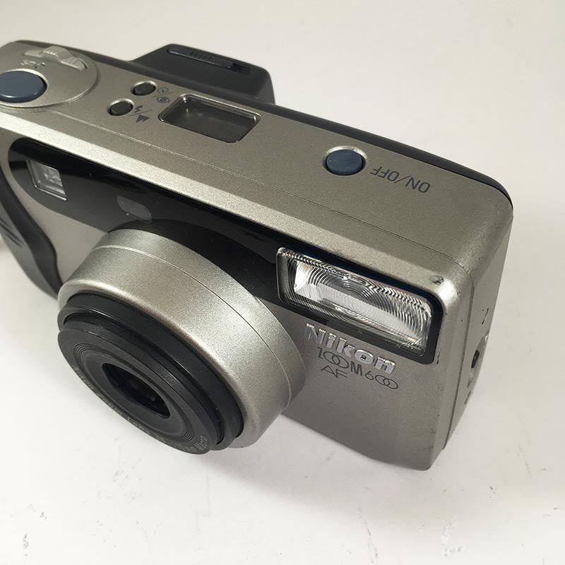 Nikon Zoom 600 AF appareil argentique compact 35mm 38-110mm vintage