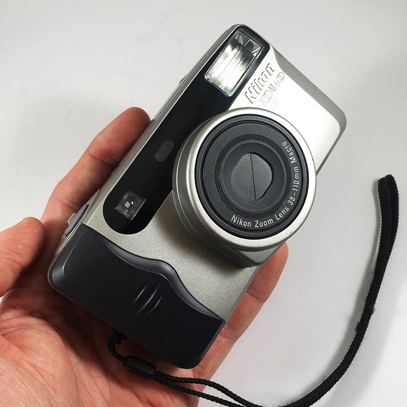 Nikon Zoom 600 AF appareil argentique compact 35mm 38-110mm vintage