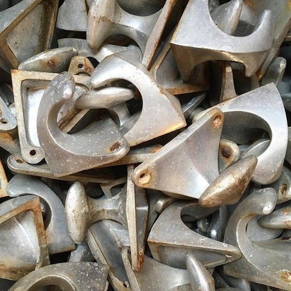 patère ancienne vintage métallique métal fonte aluminium école stock ancien triangle 1960 1970
