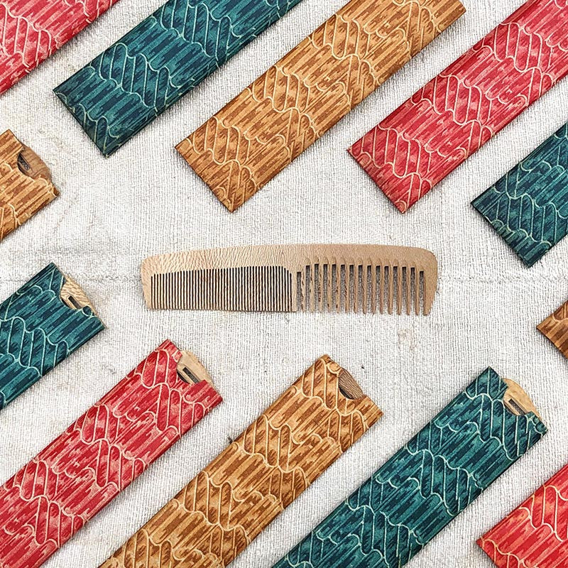 peigne en bois ancien 1950 1960 avec étui coloré vintage coiffure homme femme jura