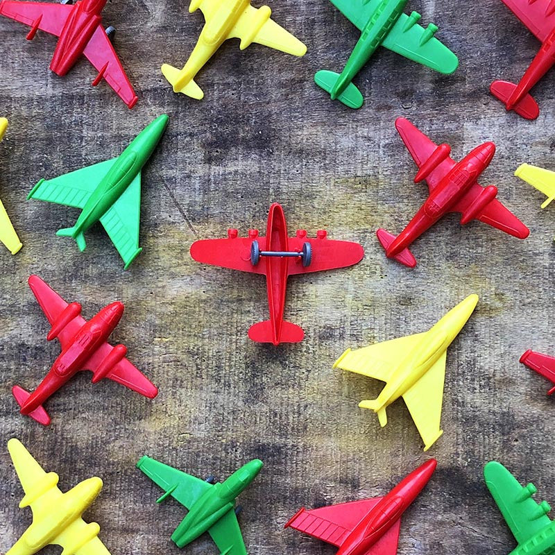 petit avion plastique jeu coloré couleur fantaisie enfant jouet vintage 1960 1970 aviation