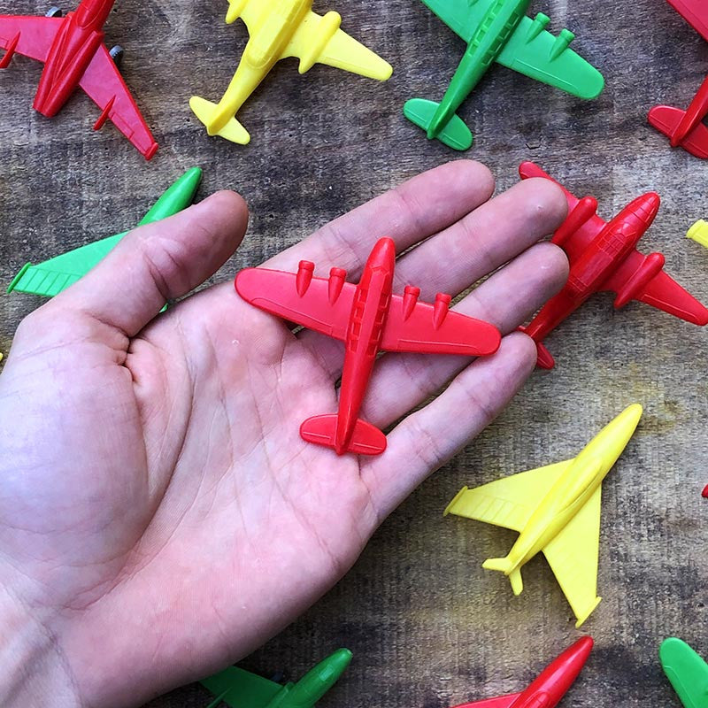 petit avion plastique jeu coloré couleur fantaisie enfant jouet vintage 1960 1970 aviation