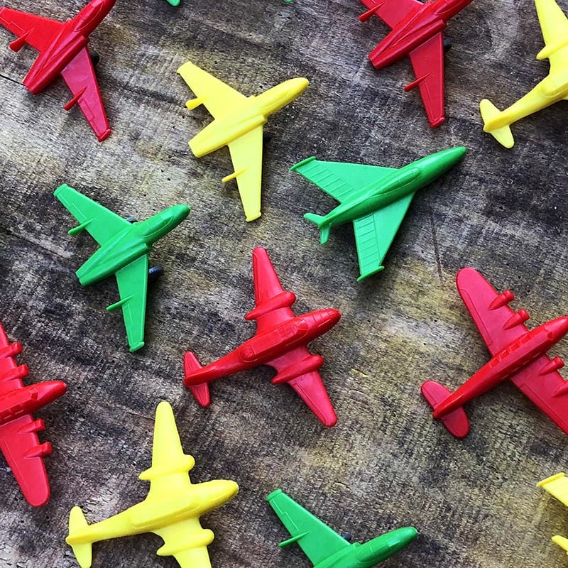 petit avion plastique jeu coloré couleur fantaisie enfant jouet vintage 1960 1970 aviation