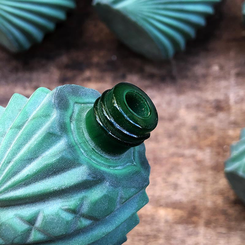 petit flacon de parfum parfumerie vert en verre épais art deco 1930 ancienne vintage