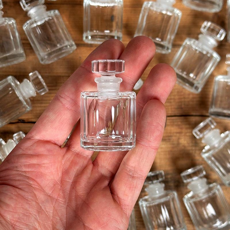 petit flacon de parfum le galion parfumerie bouchon a l'emeri en verre 1970 1960 ancienne vintage