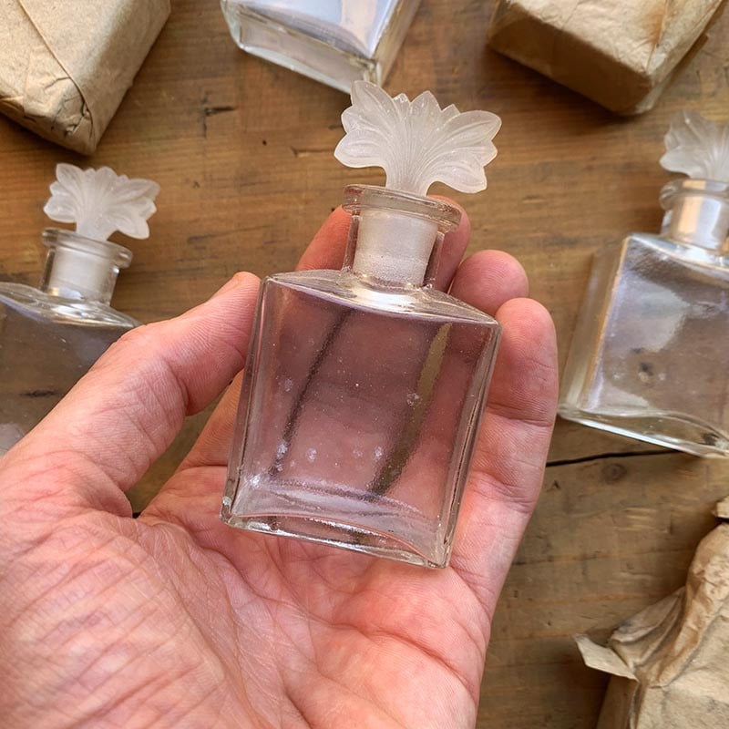 petit flacon de parfum en verre avec bouchon émeri forme papillon feuille 1920 1930 ancien