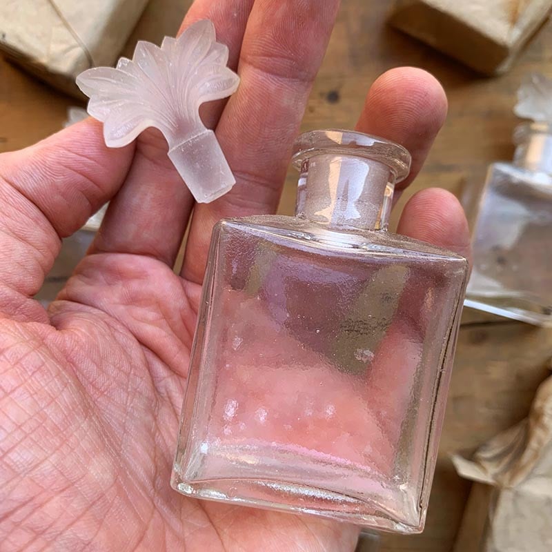 petit flacon de parfum en verre avec bouchon émeri forme papillon feuille 1920 1930 ancien