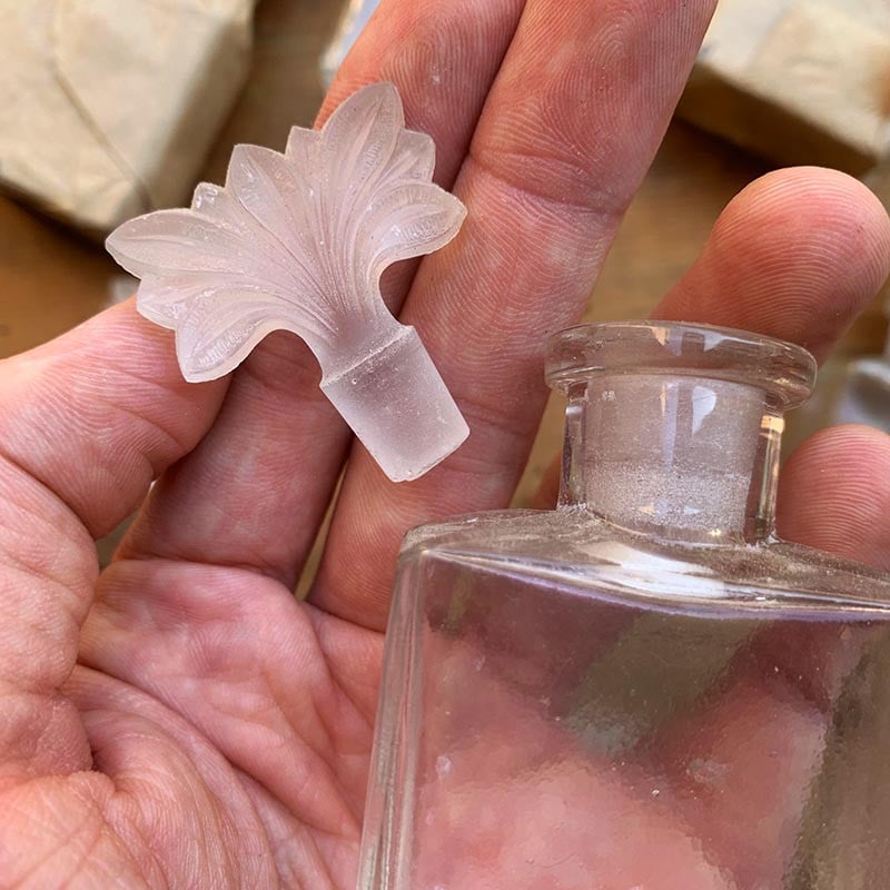 petit flacon de parfum en verre avec bouchon émeri forme papillon feuille 1920 1930 ancien