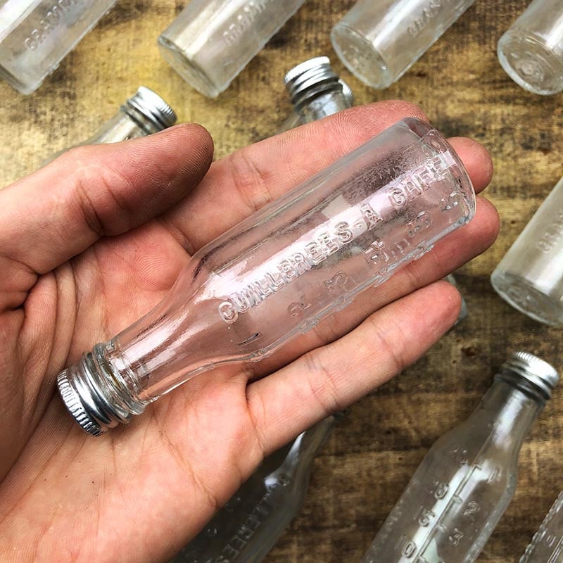 petit flacon ancien vintage laboratoire 30ml 1920 1930 verre gradué gradation  transparent verrerie bouteille bouchon aluminium