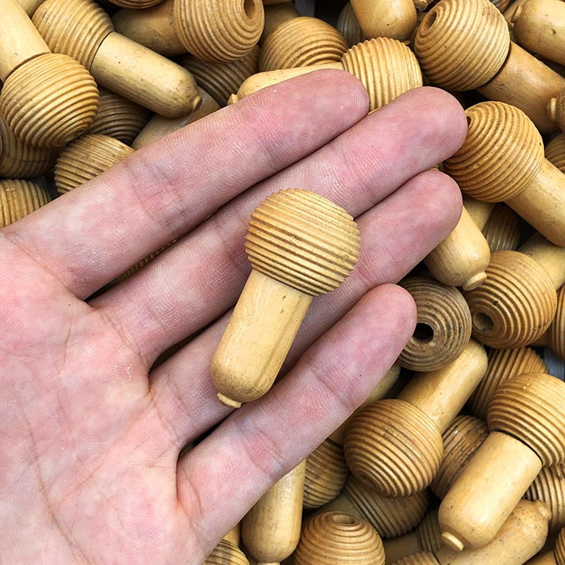 petit gland rideau lien perle boule bas en bois tourné du jura jurassienne ancienne vintage 1950 1960